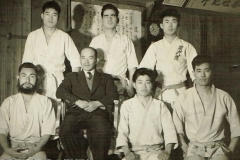 Anos 40 – Izumikawa Kanki Sensei  com alunos da Senbukai